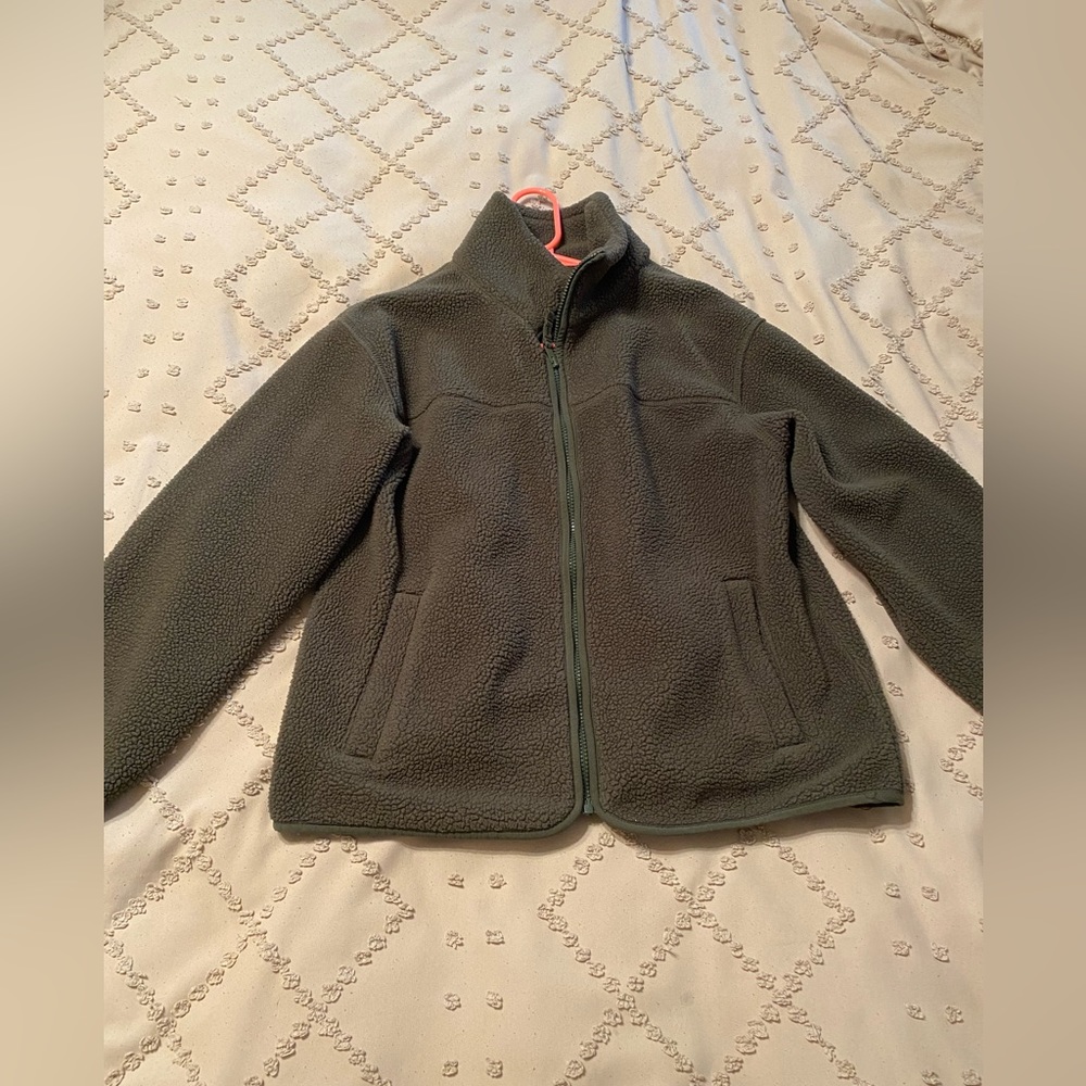 GAP faux shearling zip up jacket with pockets. Perfect for layering or alone.